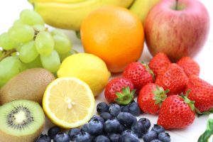 【果糖と果糖ブドウ糖液糖】フルーツに含まれる果糖 フルーツに含まれるから、「果糖」。 わかりやすいんですけど、誤解があります。 「果糖」もしくはフルクトースと聞くと、果物に含まれるので、健康やダイエットにも良さそうというイメージがありますよね。