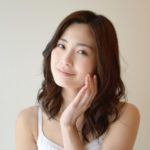 カロリーと糖質制限の違いは一言でいえば、食べられるか食べるのを我慢するか？ カロリー制限では、できるだけ摂取するカロリーは少なくしようとするダイエットです。この時に栄養素はほとんど関係ありません。特に、油のカロリーが多いので、油物を避けるようにしましょうと言うことになります。